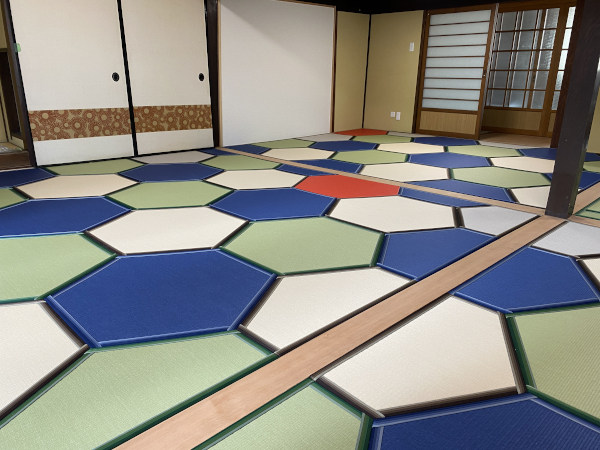 亀甲模様、六画形をした畳　和紙表使用、配色、緑、青、赤、乳白色