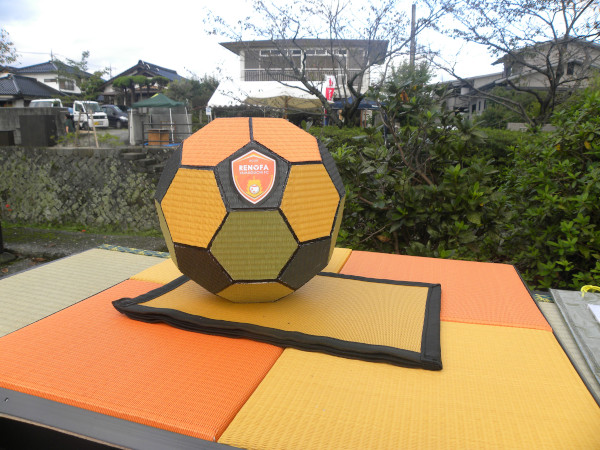 レノファ山口カラーのサッカーボールの立体式畳